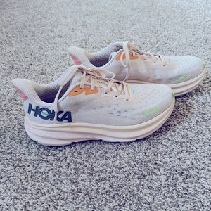 Hoka Clifton 9

Excellent condition- wore one time